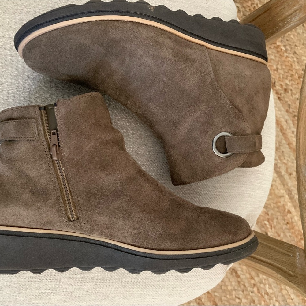 EUC CLARKS COLLECTION “ SHARON “ Suede Ankle Boots taupe - Size 9.5 M - Zippers